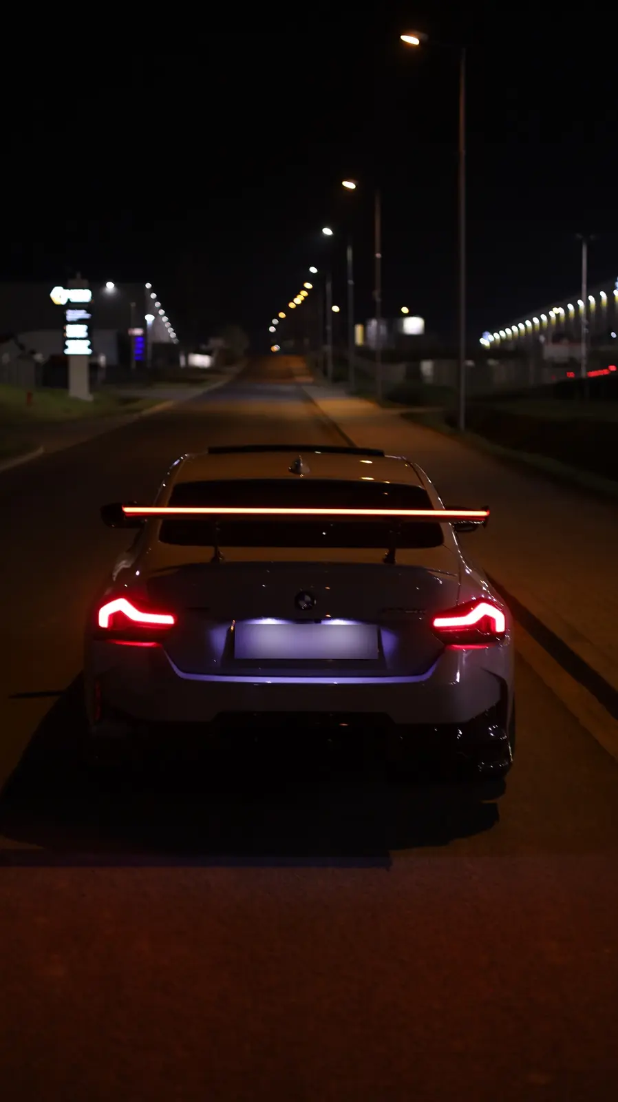BMW z indywidualnym spoilerem LED SCW Carbon